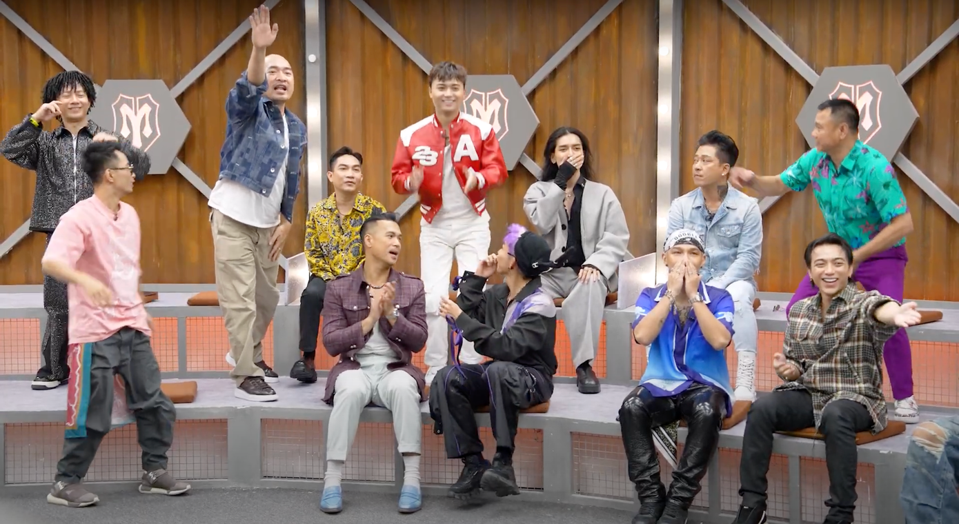 Các anh tài đứng lên chào đón Quốc Thiên. Ảnh: BTC Các anh tài đứng lên chào đón Quốc Thiên. Ảnh: BTC