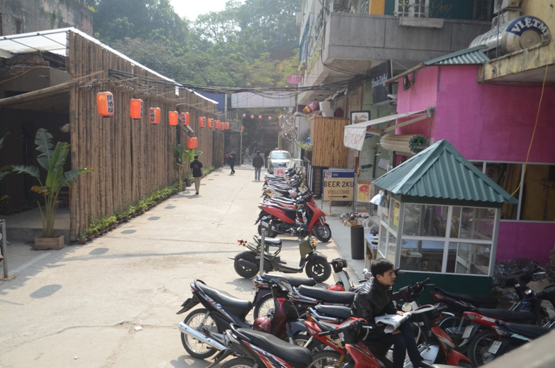 Một số cửa hàng vẫn đông khách