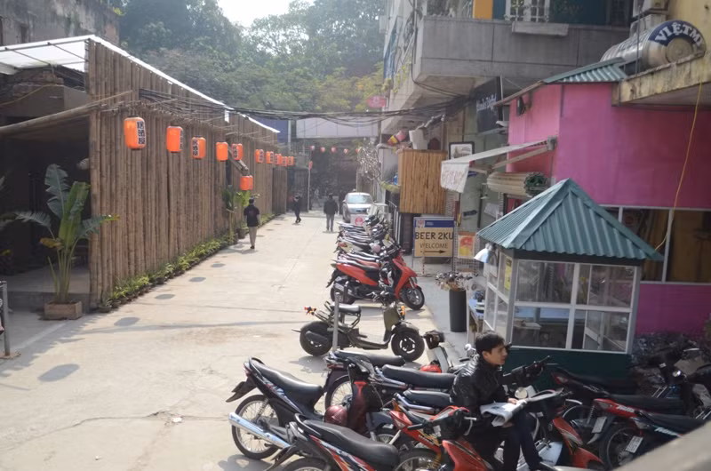 Một số cửa hàng vẫn đông khách