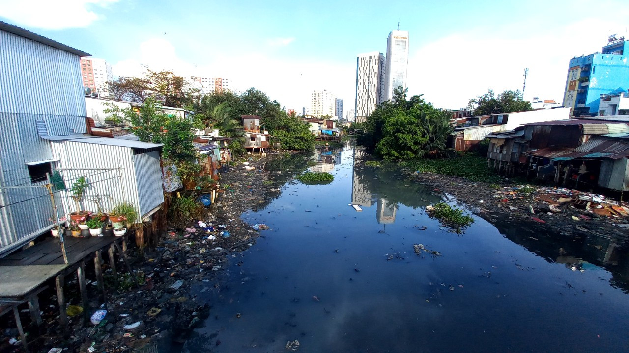 Rạch Xuyên Tâm hiện đang bị ô nhiễm trầm trọng. Ảnh: Ban QLDA