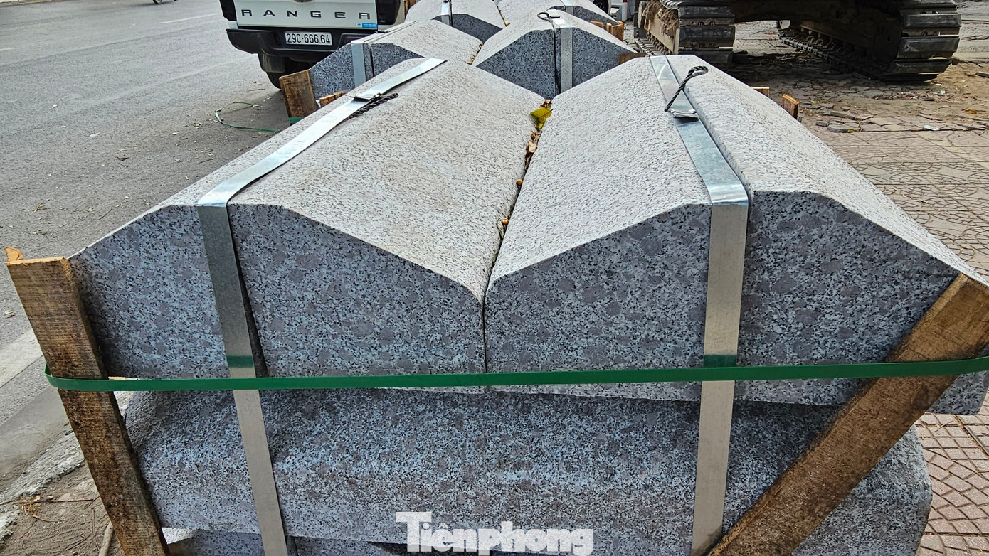 Trong đó, UBND TP Hà Nội đã chỉ ra hàng loạt tồn tại như công tác kiểm tra, giám sát, nghiệm thu vật liệu đá đầu vào tại một số tuyến phố trên địa bàn chưa bảo đảm theo quy định. Ngoài ra, công tác quản lý sử dụng, bảo trì hè sau đầu tư tại một số tuyến phố chưa bảo đảm