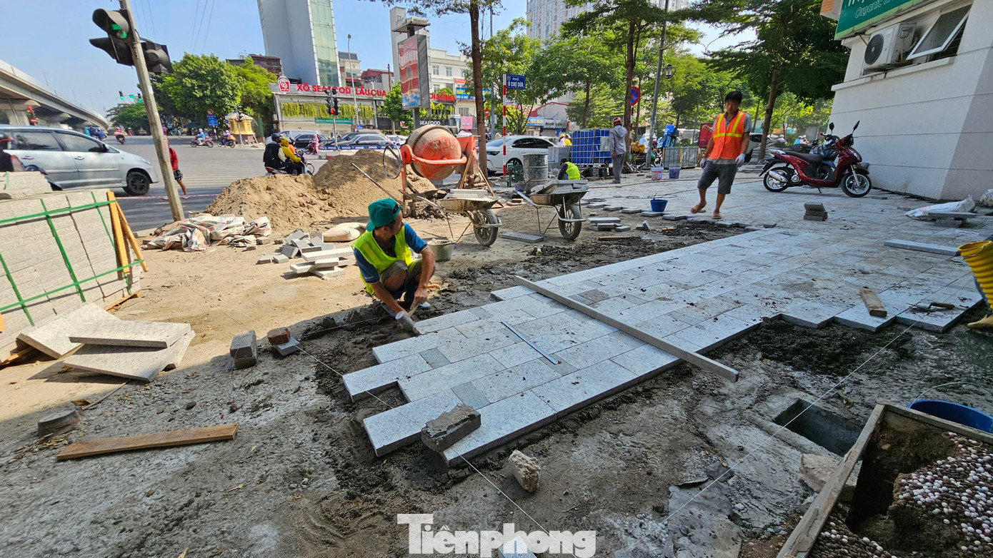 Vỉa hè tuyến đường ‘đắt nhất hành tinh’ được lát đá tự nhiên ảnh 1