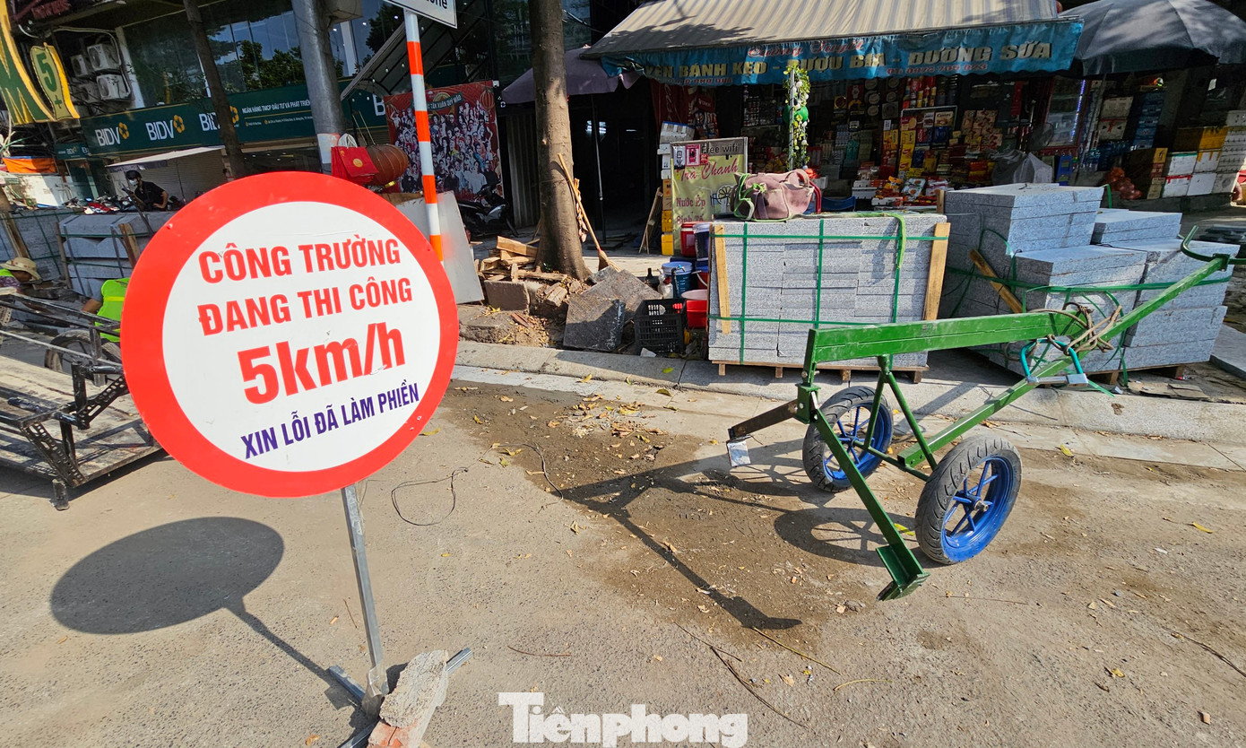 Việc tập kết vật liệu thi công ít nhiều gây khó khăn, ảnh hưởng tới sinh hoạt của người dân dọc tuyến đường.