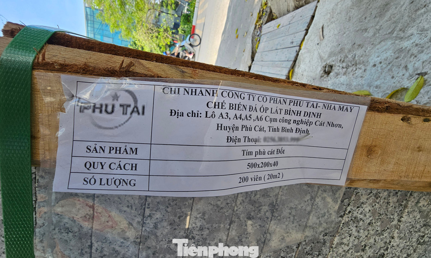 Theo thông tin trên các lô đá tập kết tại đây, thì nguồn gốc đá ốp sử dụng cho tuyến đường này được vận chuyển từ Bình Định ra Hà Nội (sản xuất tại Chi nhánh Công ty Cổ phần Phú Tài - nhà máy chế biến đá ốp lát Bình Định thuộc Cụm Công nghiệp Cát Nhơn, huyện Phù Cát).