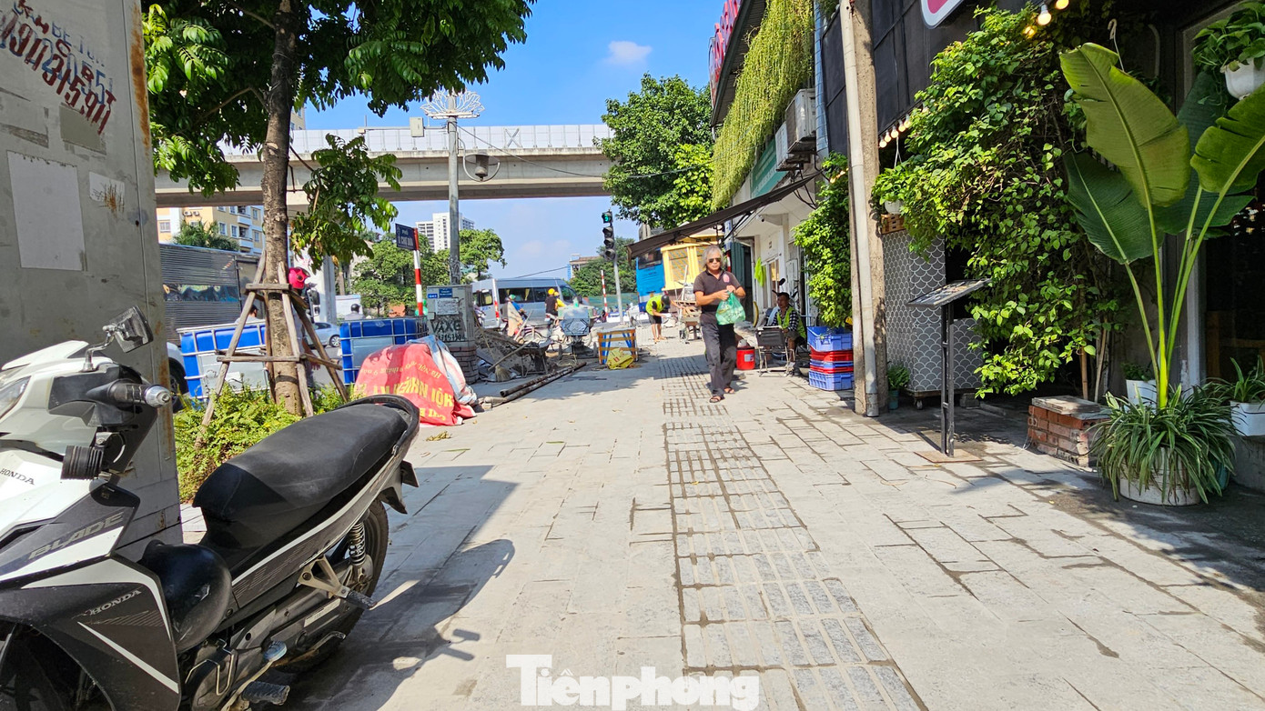 Hồi tháng 6/2023, UBND TP Hà Nội đã trả lời kiến nghị của cử tri đề nghị xem xét, đánh giá lại, có giải pháp nâng cao hiệu quả cải tạo vỉa hè, xử lý nghiêm các trường hợp sai phạm.