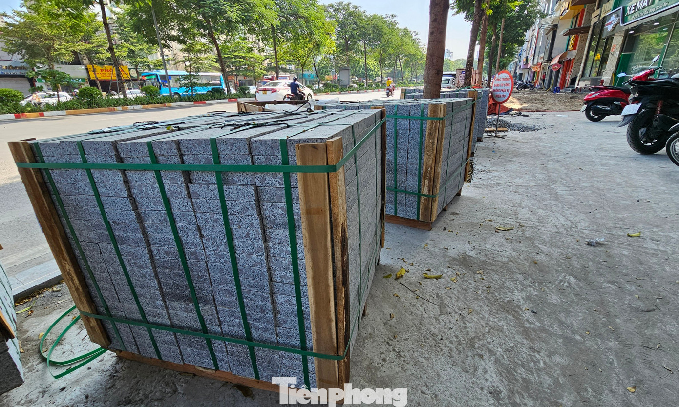 Vật liệu phục vụ thi công lát đá.