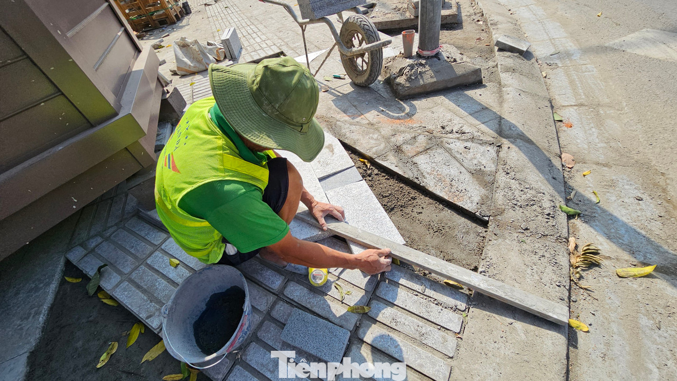 Bà D. chủ một cửa hàng trên đường Ô Chợ Dừa cho biết, vỉa hè 2 bên tuyến đường này được bóc dỡ từ mấy hôm nay.