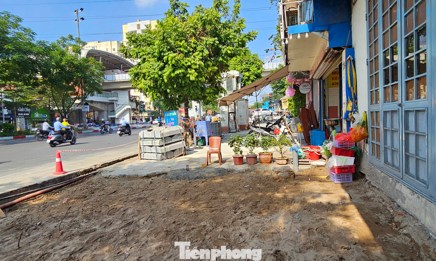 Được biết, tuyến đường Ô Chợ Dừa - Hoàng Cầu khánh thành vào cuối tháng 12/2013, dài hơn 500m, rộng 50m với tổng mức đầu tư hơn 800 tỷ đồng, từng được coi là tuyến đường “đắt nhất hành tinh” với số tiền hơn 1,4 tỷ đồng/m. Trong đó, chi phí cho vỉa hè cả tỷ đồng.