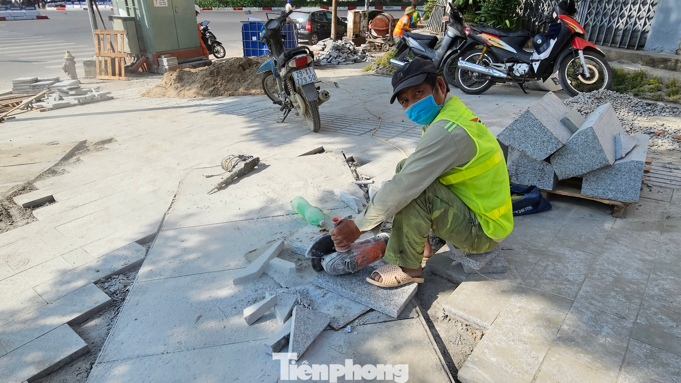 Những ngày qua khu vực 2 bên vỉa hè của tuyến đường Ô Chợ Dừa - Hoàng Cầu như "đại công trường" với máy móc, cát, đá.