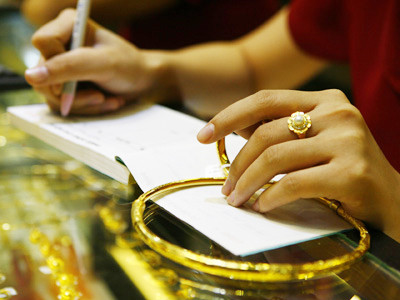 Thị trường vàng trong nước 8-8 bị nghi làm giá. Ảnh: Hồng Vĩnh