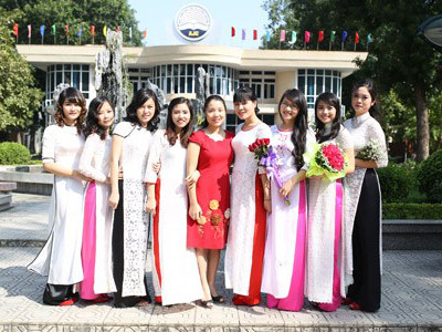 Chụp kỷ yếu là một phần không thể thiếu được trong cuộc đời sinh viên của mỗi người. (Sinh viên khoa Báo chí – Học viện Báo chí - Tuyên truyền)