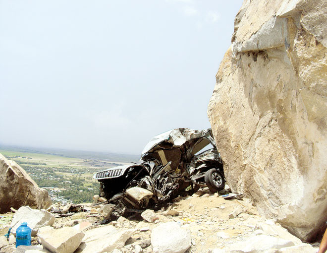 Hiện trường chiếc xe khách bị bẹp dúm do tảng đá rơi trúng ở núi Cấm, xã An Hảo, huyện Tịnh Biên, An Giang. Ảnh: Đức Vịnh