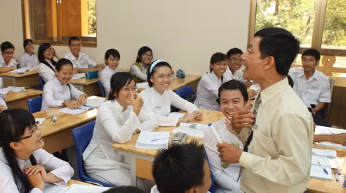 Tạo được không khí thân thiện, hào hứng cũng là một nghệ thuật của người giáo viên trên bục giảng. Trong ảnh: tiết học môn lịch sử của học sinh lớp 10A1 Trường THPT Nguyễn Thị Minh Khai, TP.HCM luôn rộn tiếng cười . Ảnh: Như Hùng (Tuổi Trẻ). Tạo được không khí thân thiện, hào hứng cũng là một nghệ thuật của người giáo viên trên bục giảng. Trong ảnh: tiết học môn lịch sử của học sinh lớp 10A1 Trường THPT Nguyễn Thị Minh Khai, TP.HCM luôn rộn tiếng cười .Ảnh: Như Hùng (Tuổi Trẻ)