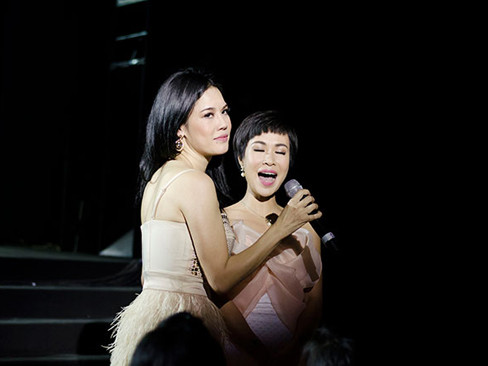 Uyên Linh và Thu Phương hòa giọng trên sân khấu