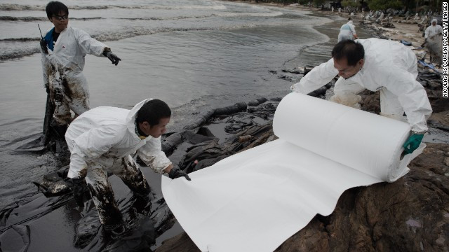 Khoảng 50.000 lít dầu bị tràn khiến vùng biển này chuyển sang màu đen. Khoảng 50.000 lít dầu bị tràn khiến vùng biển này chuyển sang màu đen