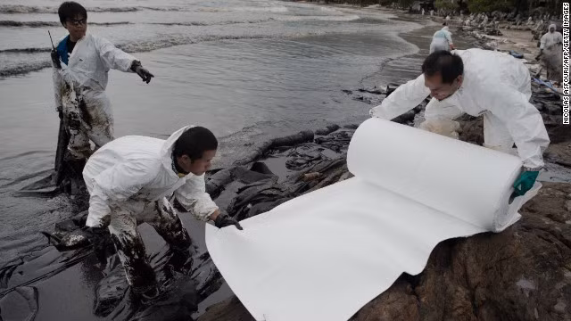 Khoảng 50.000 lít dầu bị tràn khiến vùng biển này chuyển sang màu đen. Khoảng 50.000 lít dầu bị tràn khiến vùng biển này chuyển sang màu đen