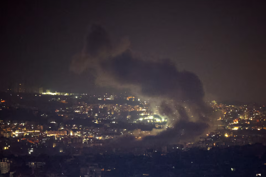 Khói bốc lên ở vùng ngoại ô thủ đô Beirut của Li-băng rạng sáng 5/10. (Ảnh: Reuters)