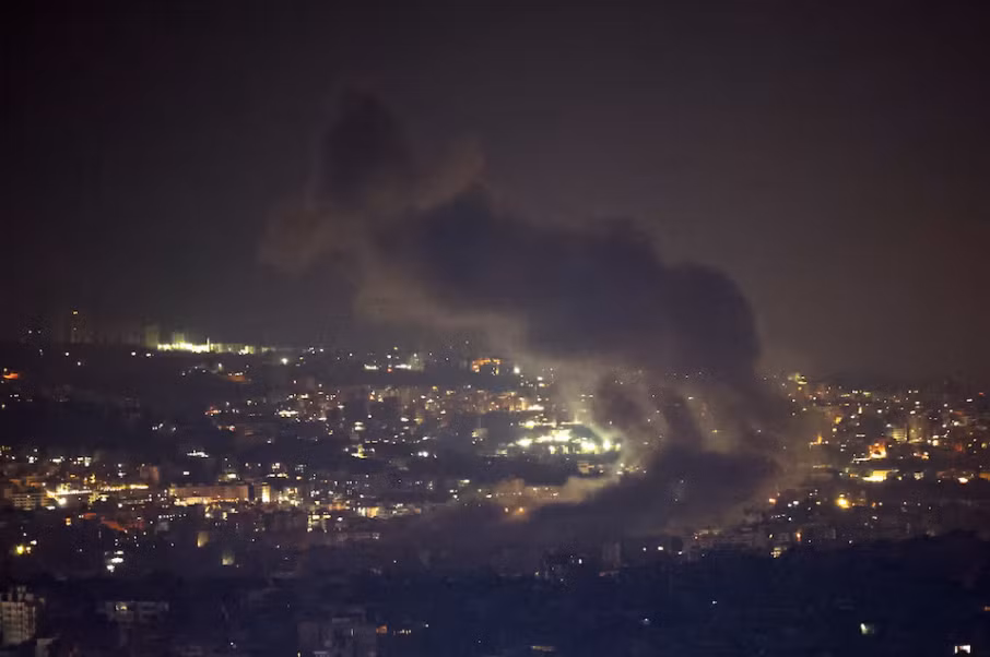 Khói bốc lên ở vùng ngoại ô thủ đô Beirut của Li-băng rạng sáng 5/10. (Ảnh: Reuters) Khói bốc lên ở vùng ngoại ô thủ đô Beirut của Li-băng rạng sáng 5/10. (Ảnh: Reuters)