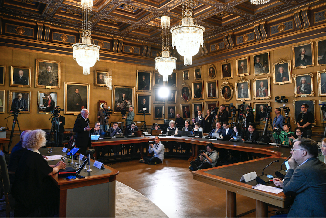 Buổi công bố người chiến thắng Giải Nobel Vật lý năm 2023 tại Viện Hàn lâm Khoa học Hoàng gia ở Stockholm ngày 3/10/2023. (Ảnh: AP)