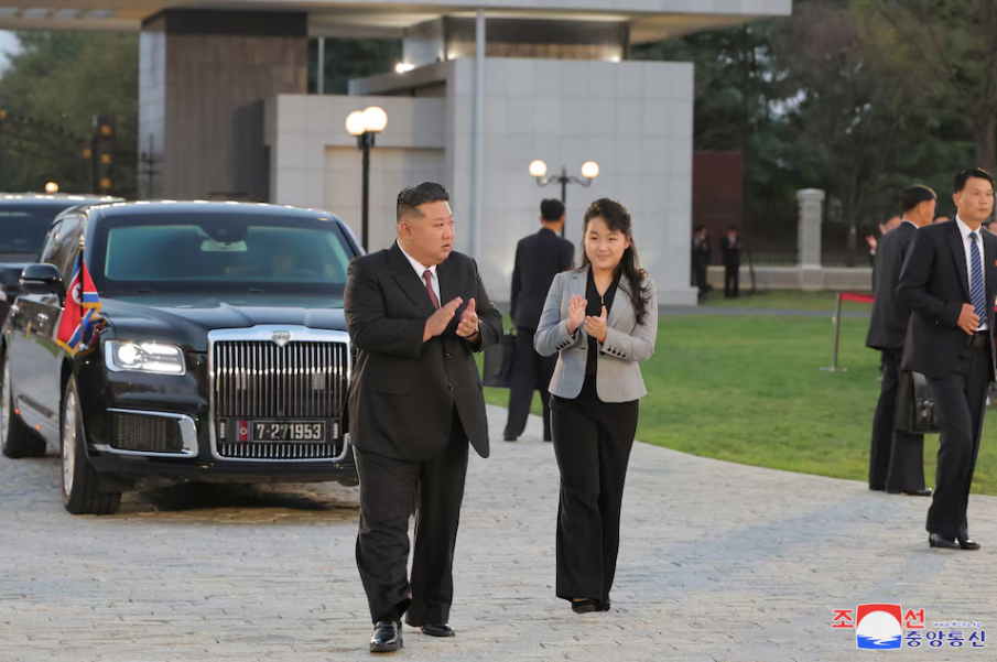 Chiếc xe limousine Aurus sau lưng ông Kim và con gái. (Ảnh: KCNA) Chiếc xe limousine Aurus sau lưng ông Kim và con gái. (Ảnh: KCNA)