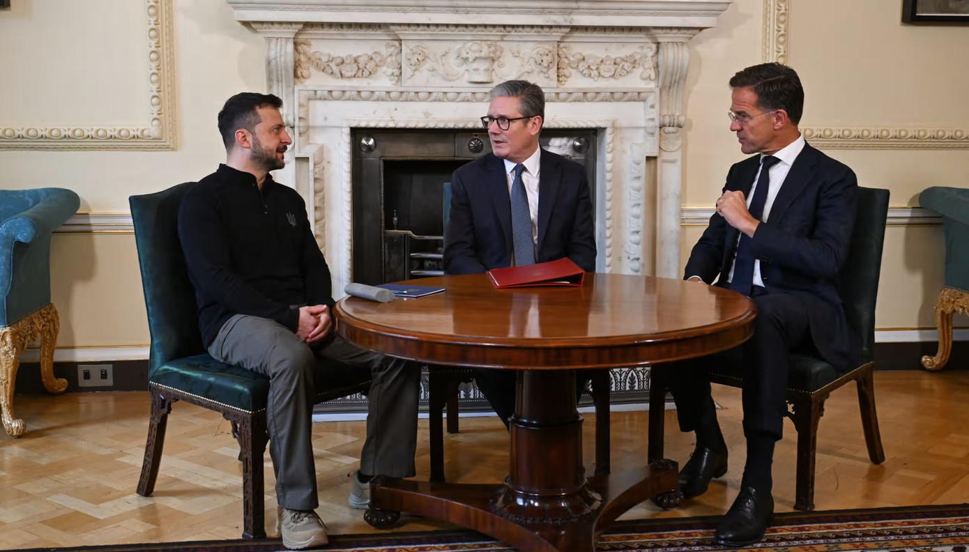 Tổng thống Ukraine Volodymir Zelensky trong cuộc gặp Thủ tướng Anh Keir Starmer và Tổng thư ký NATO Mark Rutte, ngày 10/11. (Ảnh: EPA) Tổng thống Ukraine Volodymir Zelensky trong cuộc gặp Thủ tướng Anh Keir Starmer và Tổng thư ký NATO Mark Rutte, ngày 10/11. (Ảnh: EPA)