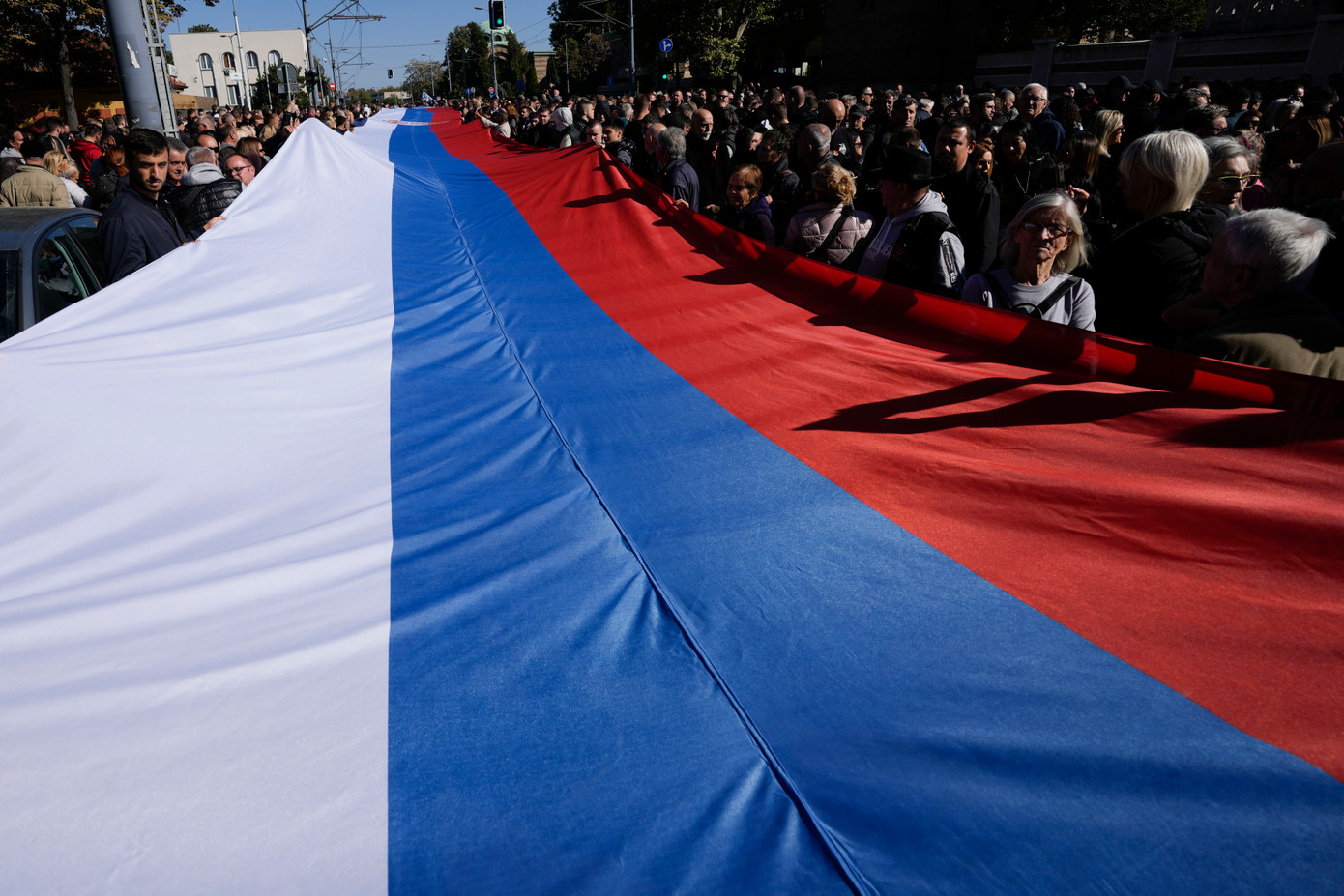 Người dân Serbia kỷ niệm 80 năm ngày giải phóng thủ đô Belgrade, ngày 20/10. (Ảnh: AP)