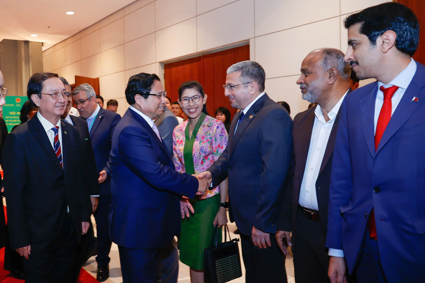 Thủ tướng Phạm Minh Chính gặp gỡ các đại biểu quốc tế. (Ảnh: Nhật Minh) Thủ tướng Phạm Minh Chính gặp gỡ các đại biểu quốc tế. (Ảnh: Nhật Minh)