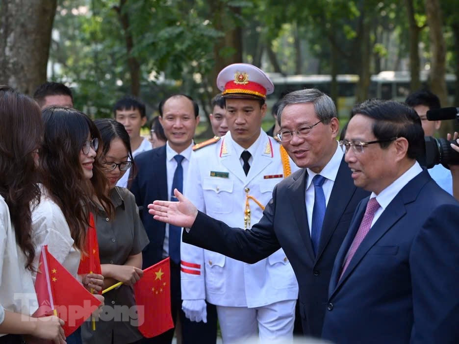 Hai Thủ tướng giao lưu với các bạn trẻ. (Ảnh: Như Ý) Hai Thủ tướng giao lưu với các bạn trẻ. (Ảnh: Như Ý)