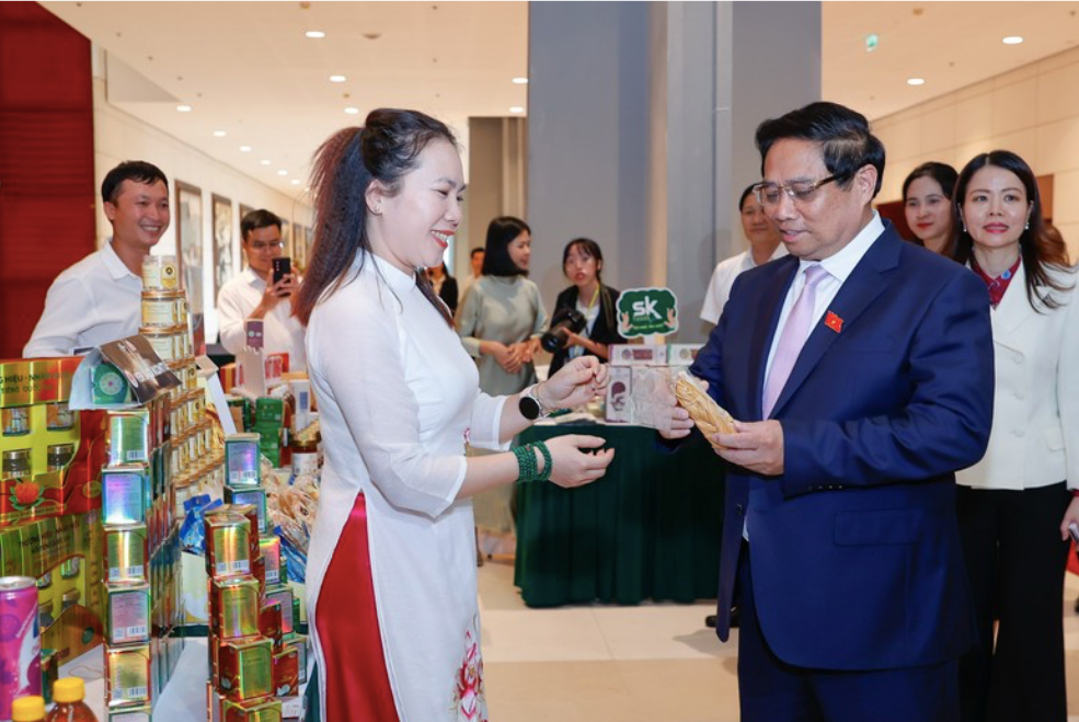 Thủ tướng Phạm Minh Chính xem các sản phẩm Việt Nam trưng bày bên lề Hội nghị. (Ảnh: VGP) Thủ tướng Phạm Minh Chính xem các sản phẩm Việt Nam trưng bày bên lề Hội nghị. (Ảnh: VGP)