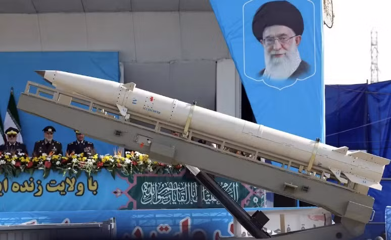Xe chở tên lửa đi qua bức chân dung Đại giáo chủ Iran Ayatollah Ali Khamenei trong một cuộc diễu binh ở Tehran. (Ảnh: EPA) Xe chở tên lửa đi qua bức chân dung Đại giáo chủ Iran Ayatollah Ali Khamenei trong một cuộc diễu binh ở Tehran. (Ảnh: EPA)