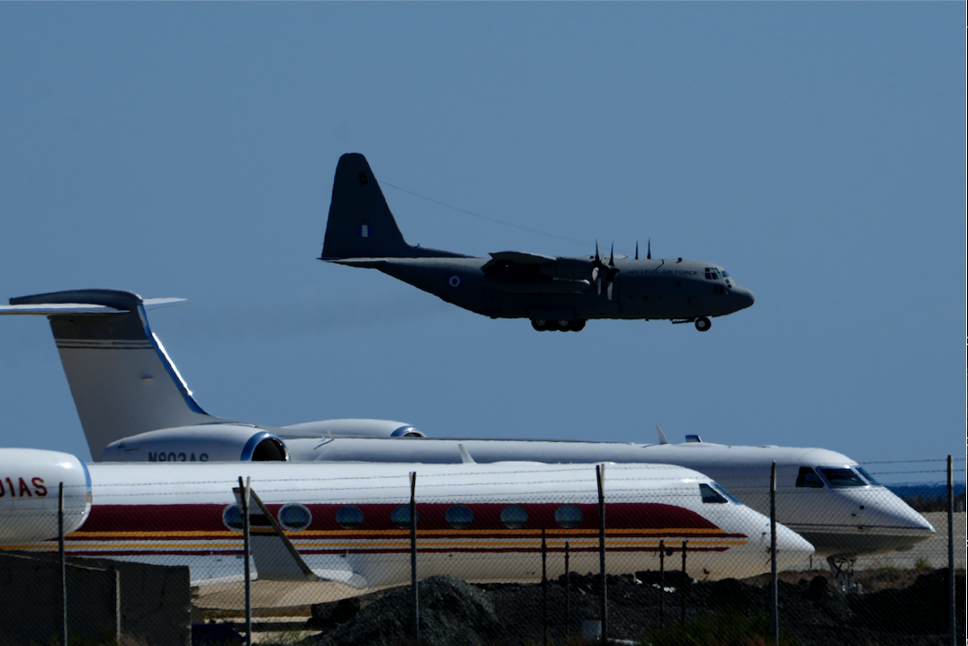 Một máy bay vận tải quân sự của Hy Lạp chở công dân Hy Lạp và Síp di tản khỏi Li-băng, ngày 3/10. (Ảnh AP)