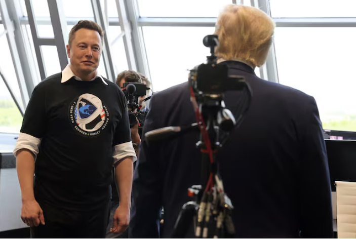 Tỷ phú Elon Musk trong một lần gặp ông Trump năm 2020. (Ảnh: Reuters)) Tỷ phú Elon Musk trong một lần gặp ông Trump năm 2020. (Ảnh: Reuters))
