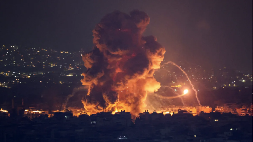 Khói lửa bốc lên ở vùng ngoại ô phía nam thủ đô Beirut của Li-băng sau cuộc không kích của Israel, ngày 6/10. (Ảnh: Reuters)