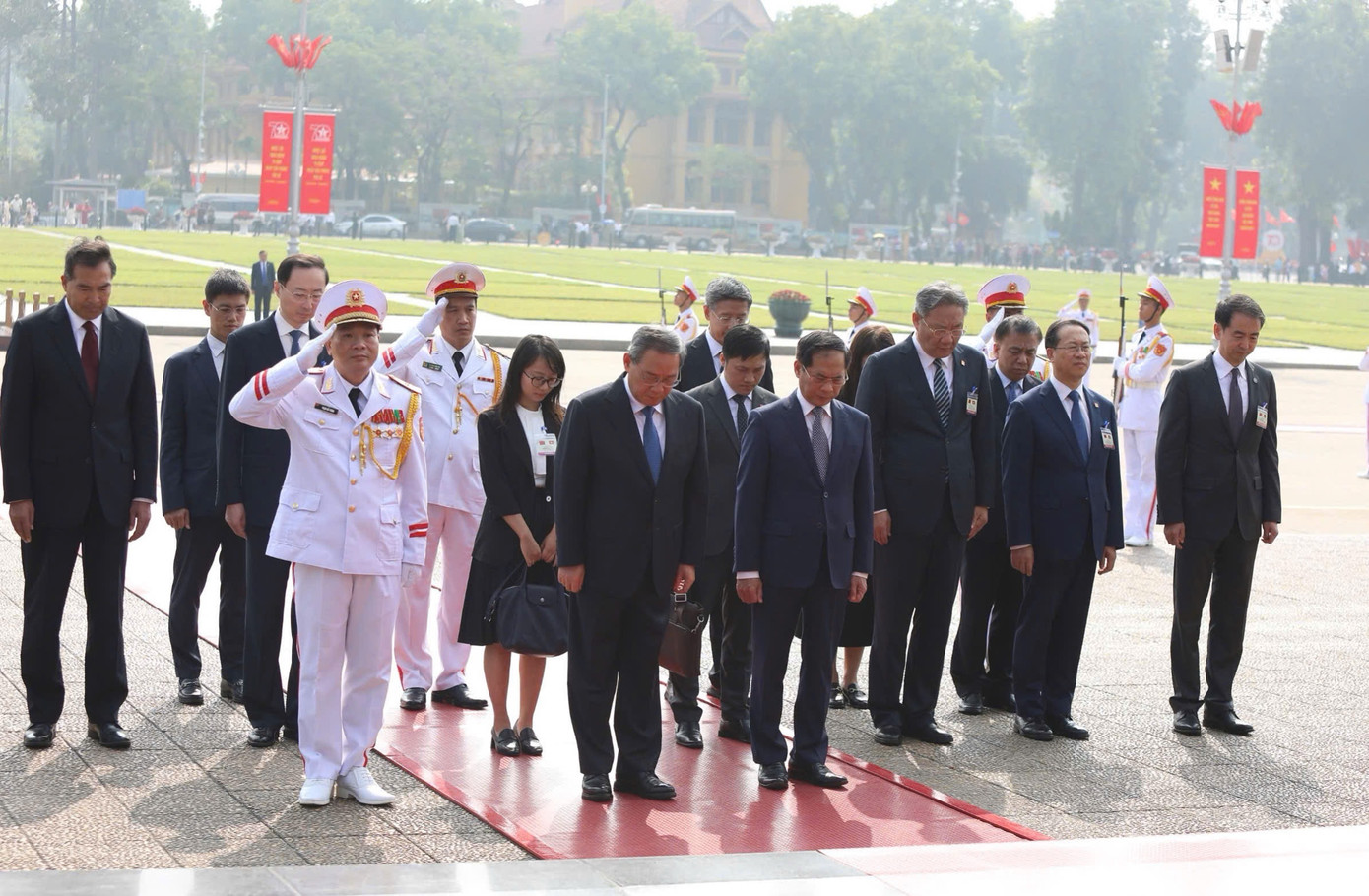 Đoàn của Thủ tướng Trung Quốc Lý Cường viếng Chủ tịch Hồ Chí Minh. (Ảnh: Nhật Minh)