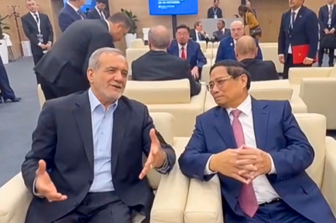 Thủ tướng Phạm Minh Chính trong cuộc gặp Tổng thống Iran Masoud Pezeshkian. Ảnh: VGP.
