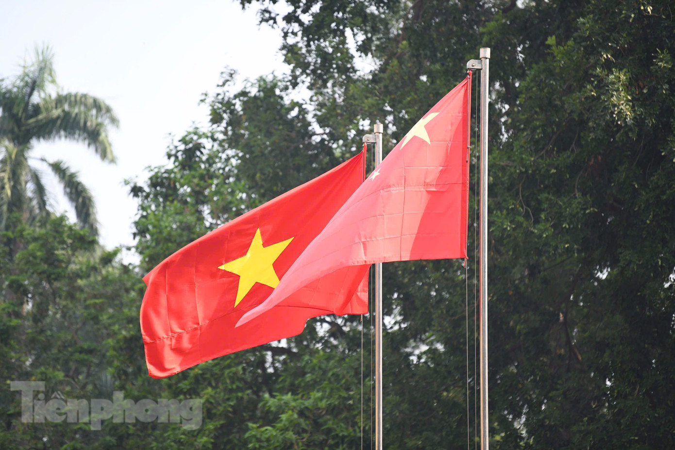 Quốc kỳ hai nước tung bay trong lễ đón. (Ảnh: Như Ý)