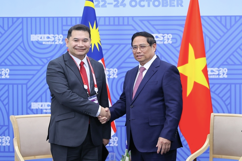 Thủ tướng Phạm Minh Chính tiếp Bộ trưởng Kinh tế Malaysia Rafizi Ramli. Ảnh: VGP.