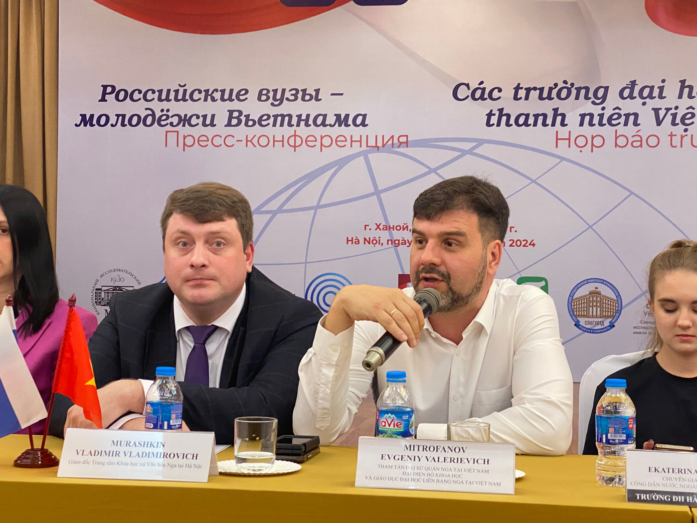 Giám đốc Trung tâm Khoa học và Văn hoá Nga Murashkin Vladimir Vladimirovich (trái) và ông Mitrofanov Evgeniy Valerievich, Tham tán Đại sứ quán Nga tại Việt Nam trong cuộc gặp báo chí ngày 24/10. (Ảnh: Thu Loan) Giám đốc Trung tâm Khoa học và Văn hoá Nga Murashkin Vladimir Vladimirovich (trái) và ông Mitrofanov Evgeniy Valerievich, Tham tán Đại sứ quán Nga tại Việt Nam trong cuộc gặp báo chí ngày 24/10. (Ảnh: Thu Loan)