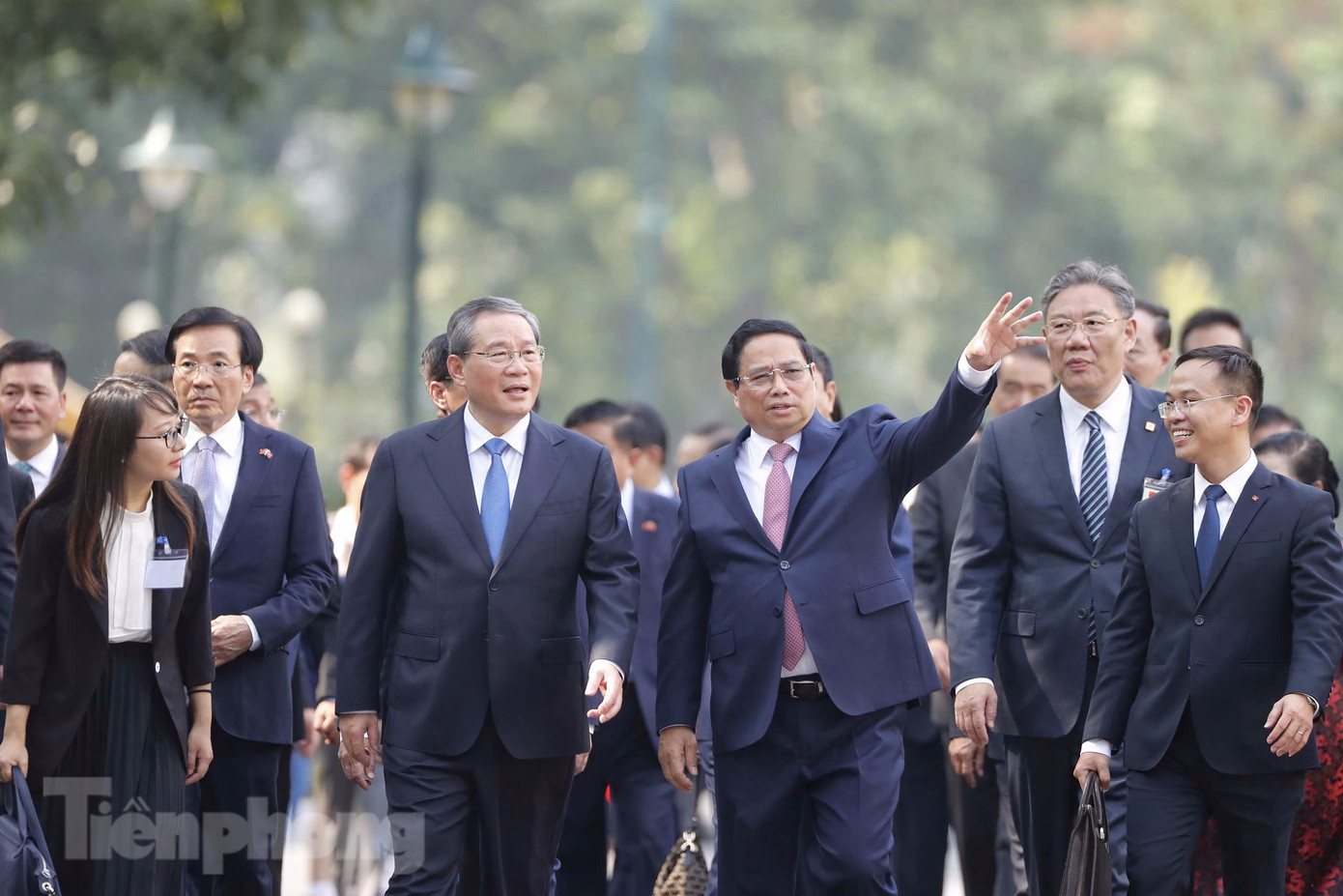 Thủ tướng Phạm Minh Chính và Thủ tướng Trung Quốc Lý Cường tiến vào phòng hội đàm sau lễ đón chính thức sáng 13/10. (Ảnh: Như Ý) Thủ tướng Phạm Minh Chính và Thủ tướng Trung Quốc Lý Cường tiến vào phòng hội đàm sau lễ đón chính thức sáng 13/10. (Ảnh: Như Ý)