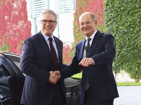 Thủ tướng Đức Olaf Scholz và Thủ tướng Anh Keir Starmer. (Ảnh: Independent)