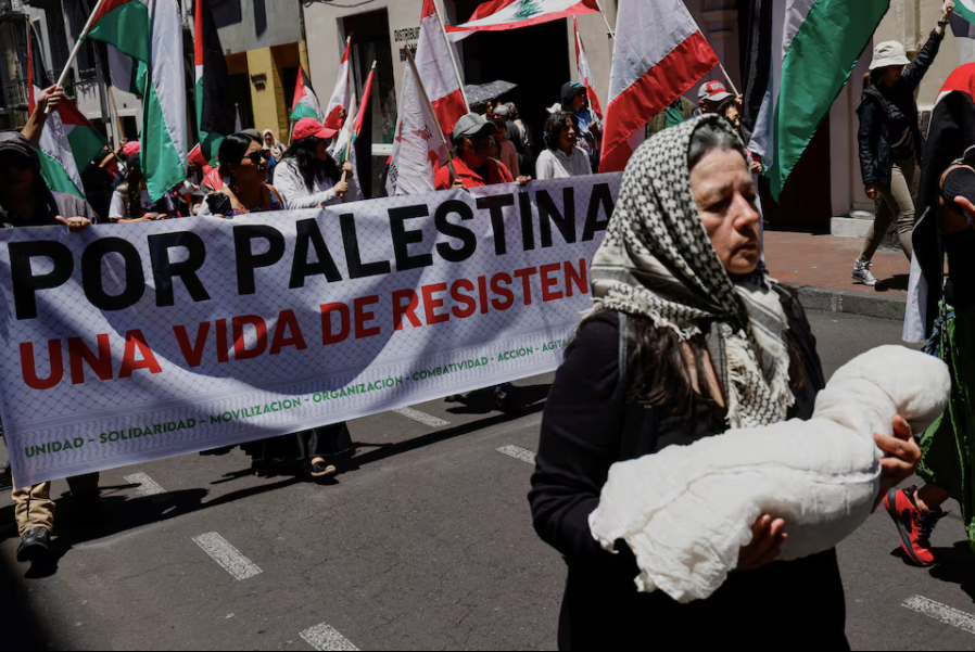 Biểu tình ủng hộ người Palestine ở Quito, Ecuador, ngày 5/10. (Ảnh: Reuters) Biểu tình ủng hộ người Palestine ở Quito, Ecuador, ngày 5/10. (Ảnh: Reuters)