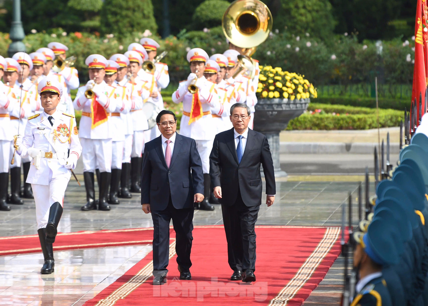 Thủ tướng Phạm Minh Chính và Thủ tướng Trung Quốc Lý Cường duyệt đội danh dự tại lễ đón chính thức sáng 13/10. (Ảnh: Như Ý)