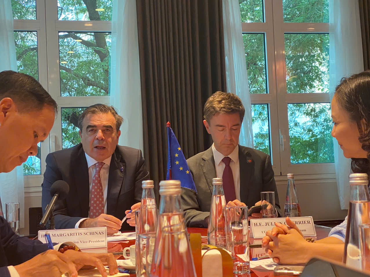 Phó Chủ tịch EC Margaritis Schinas (trái) và Đại sứ EU tại Việt Nam Julien Guerrier tại cuộc gặp báo chí, chiều 22/10, tại Hà Nội. (Ảnh: Thu Loan)