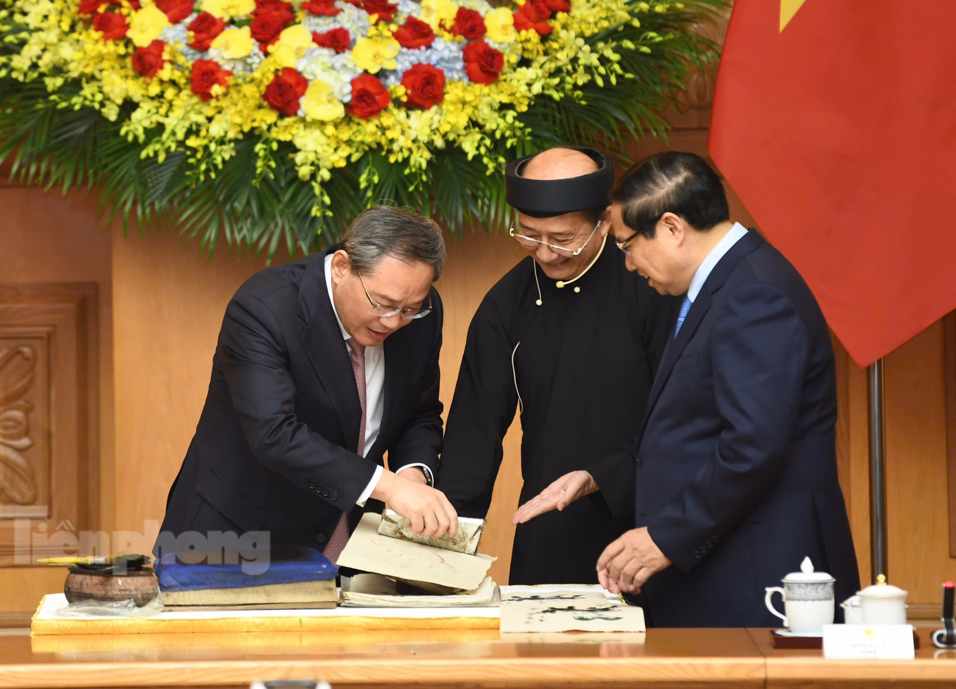 Thủ tướng Trung Quốc Lý Cường thử làm tranh Đông Hồ theo hướng dẫn của nghệ nhân. (Ảnh: Như Ý)