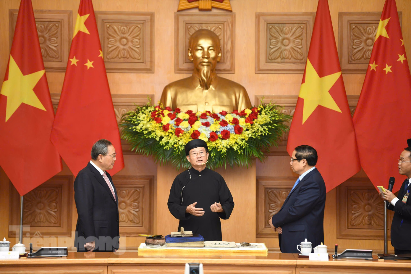 Hai Thủ tướng nghe nghệ nhân giới thiệu về cách làm tranh Đông Hồ. (Ảnh: Như Ý)