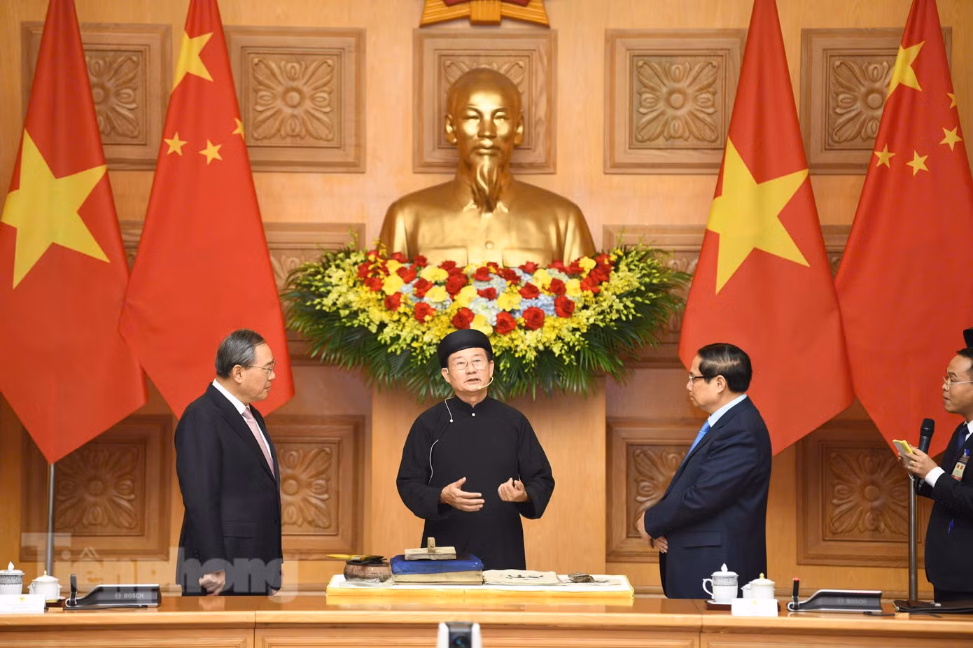 Hai Thủ tướng nghe nghệ nhân giới thiệu về cách làm tranh Đông Hồ. (Ảnh: Như Ý)