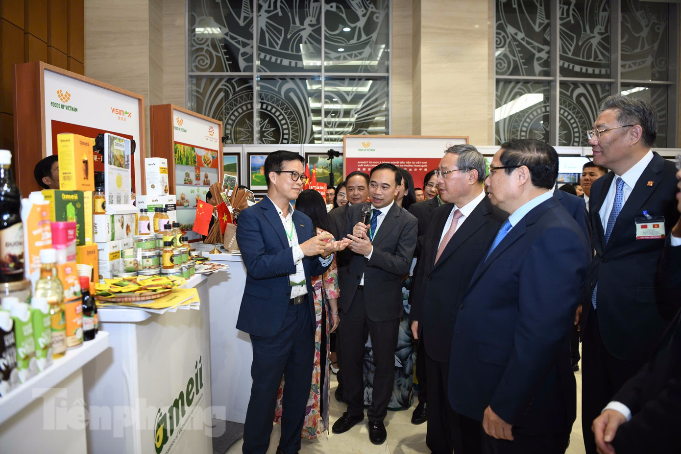 Hai Thủ tướng tham quan khu triển lãm một số sản phẩm nông nghiệp Việt Nam xuất khẩu sang Trung Quốc. (Ảnh: Như Ý)