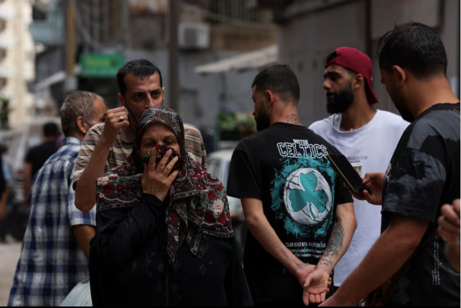 Một phụ nữ che mũi và miệng khi đi qua địa điểm vừa bị Israel ném bom, ngày 12/10. (Ảnh: Reuters) Một phụ nữ che mũi và miệng khi đi qua địa điểm vừa bị Israel ném bom, ngày 12/10. (Ảnh: Reuters)