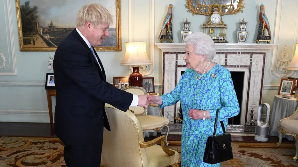 Ông Boris Johnson trong một lần tiếp kiến Nữ hoàng Elizabeth II. (Ảnh: Getty) Ông Boris Johnson trong một lần tiếp kiến Nữ hoàng Elizabeth II. (Ảnh: Getty)