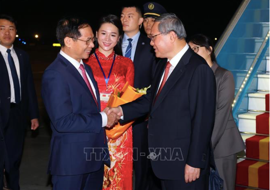 Phó Thủ tướng, Bộ trưởng Ngoại giao Bùi Thanh Sơn đón Thủ tướng Trung Quốc Lý Cường tại sân bay quốc tế Nội Bài. (Ảnh: TTXVN)